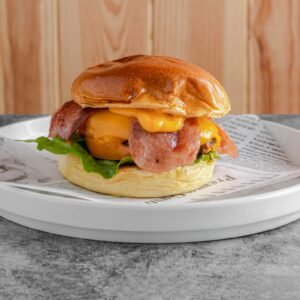 Bacon Cheese, 160 gr, delicioso pan brioche potato rolls con una textura suave y esponjosa, doble bacon, doble queso cheddar, tomate y lechuga.