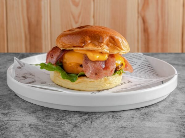 Bacon Cheese, 160 gr, delicioso pan brioche potato rolls con una textura suave y esponjosa, doble bacon, doble queso cheddar, tomate y lechuga.